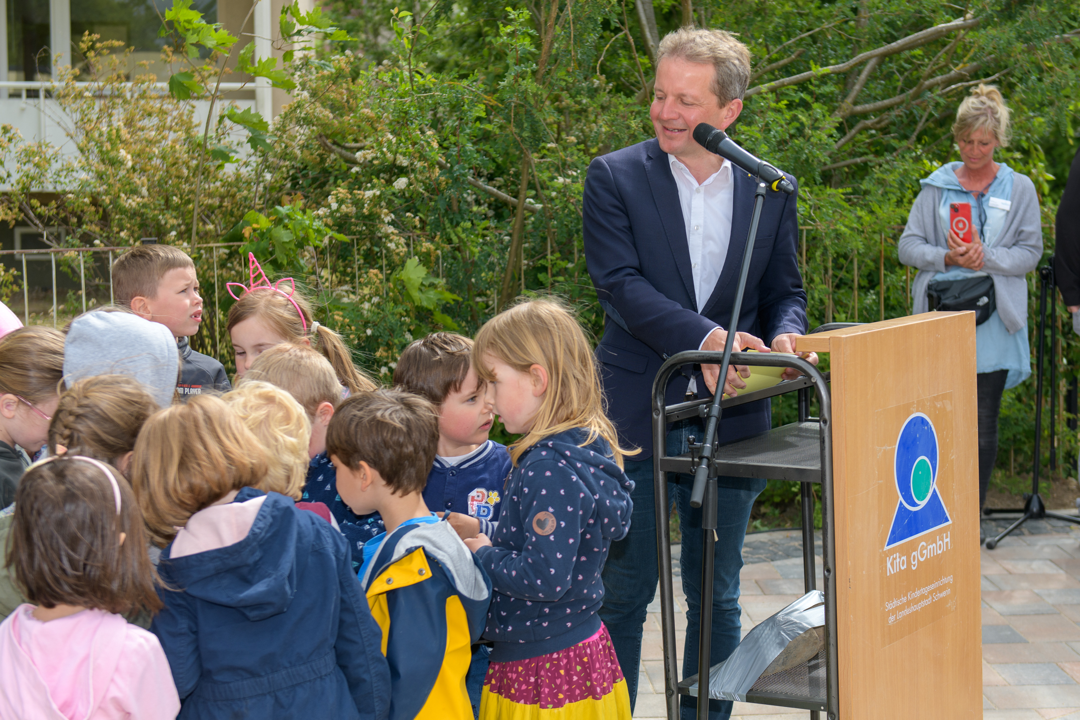 Auch Oberbürgermeister Dr. Rico Badenschier gratulierte der Kita gGmbH und den Kindern zur Eröffnung des neuen Gänseblümchen-Gebäudes